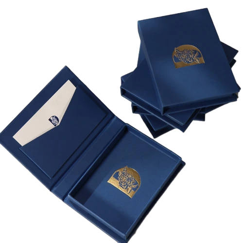 Elegant book shaped flip open custom rigid boxes come in navy blue, olive green, off white and soft pink finishes. The inner lid is fitted with an integrated envelope shaped pocket to hold greeting cards, notes or thank you letters, while the main cavity can store pearl necklaces, bracelets and fine jewellery. Premium thick hard paper construction keeps the box stiff and distortion free, and hot stamping gold foil floral logos, personalised branding and custom sized modifications are supported. It works perfectly for high end jewellery storage, wedding day invitation packing, souvenir gifts and wholesale custom made orders.