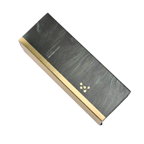 This upscale tall rectangular cardboard packaging box adopts elegant flowing marble grain dark toned surface matched with eye catching metallic gold side strip and gold foil embossed logo. Made of thick sturdy coated paper, the box keeps neat shape for long term storage. Custom made size, foil printing, surface texture treatment and back side text printing are supported. It is perfectly designed for facial serum, essence and other premium skincare containers, suitable for boutique retail, brand gift sets and large quantity wholesale orders