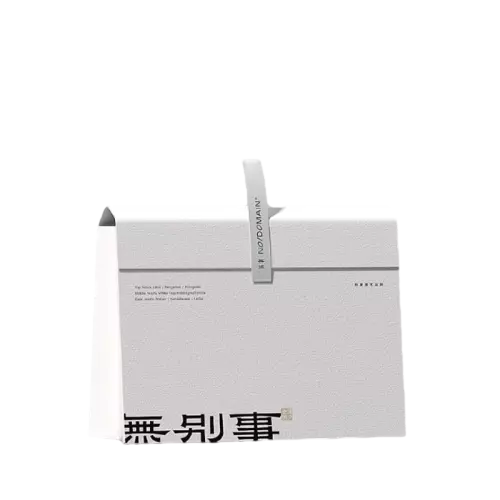 These minimalist textured paper gift bags are crafted from thick white paper with delicate embossed grain on the outer surface. Durable fabric handle can be printed with your exclusive brand logo and text. The unique folded envelope style top brings a fresh artistic look to the whole package. Spacious horizontal interior fits well for tea snacks skincare products books and creative gifts. High strength paper material keeps the bag in good shape during carrying. You are free to customize surface texts patterns and handle printing to match your brand style. These elegant artistic tote bags are wonderful packaging options for gift shops lifestyle boutiques and cultural product sales. Wholesale bulk orders are welcomed.